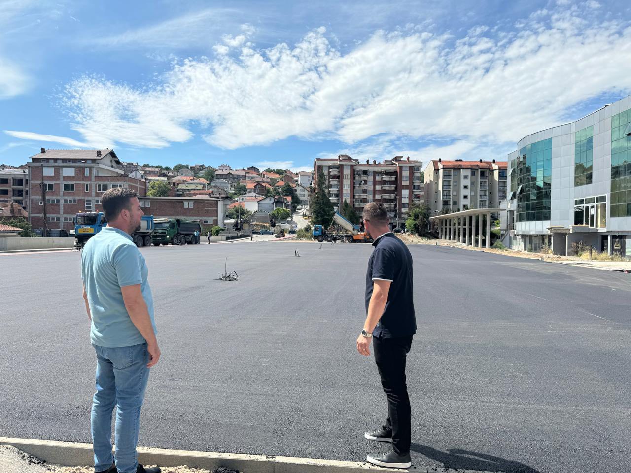 Asfalt mbi tokë, por ujë nën tokë – Parkingu i Rahovecit pa zgjidhje funksionale! Asfalt mbi tokë, por ujë nën tokë – Parkingu i Rahovecit pa zgjidhje funksionale!