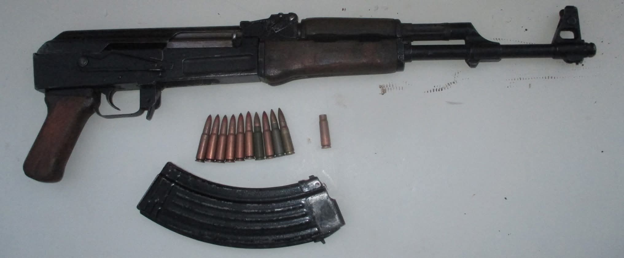 Policia arreston të dyshuarin për të shtëna me armë në Hoqë të Vogël, sekuestron AK-47 dhe municion Policia arreston të dyshuarin për të shtëna me armë në Hoqë të Vogël, sekuestron AK-47 dhe municion