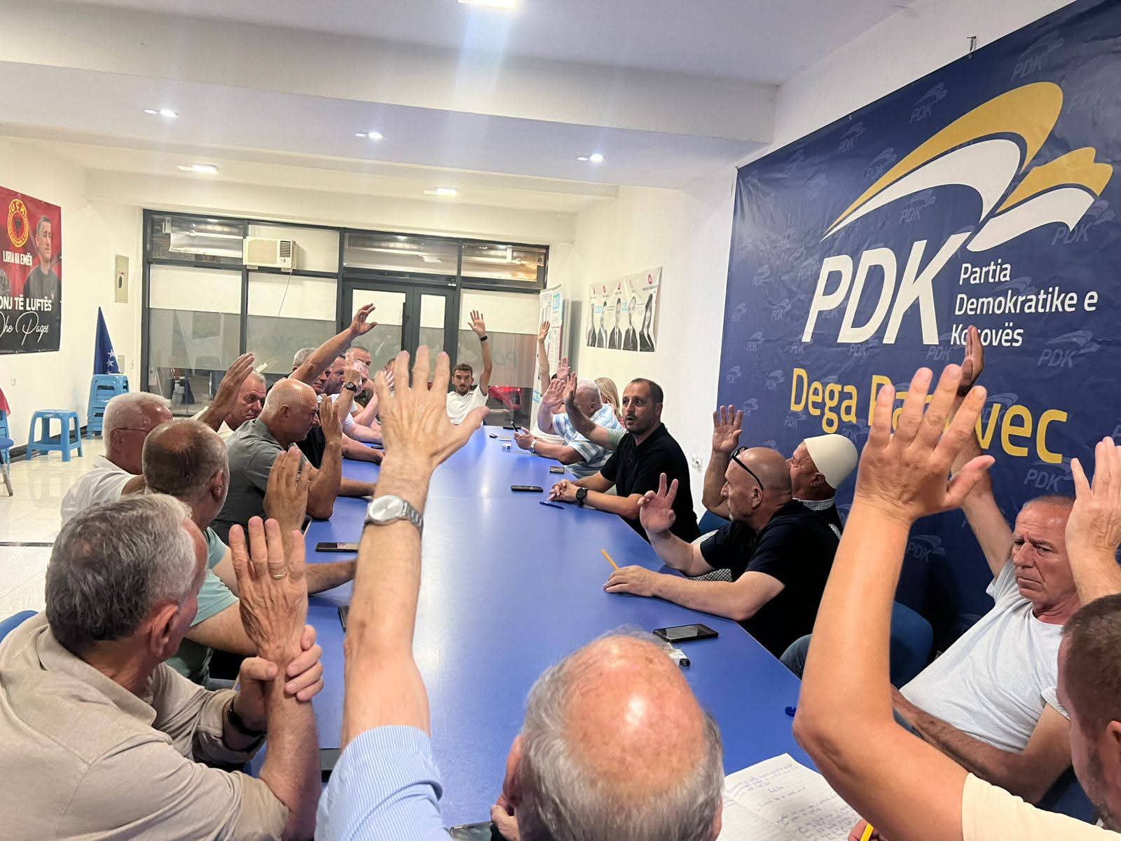 PDK Rahovec zyrtarizon Edon Canën si kandidat për kryetar komune. PDK Rahovec zyrtarizon Edon Canën si kandidat për kryetar komune.