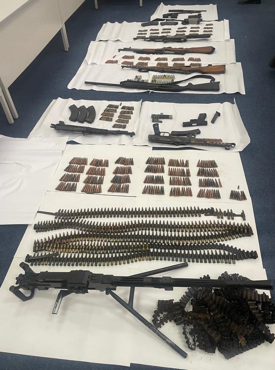 Aksion në Ratkoc: Prokuroria dhe Policia sekuestron arsenal armësh – 3 persona të arrestuar Aksion në Ratkoc: Prokuroria dhe Policia sekuestron arsenal armësh – 3 persona të arrestuar